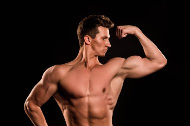 Adam sporcu flex kol yumruk ile