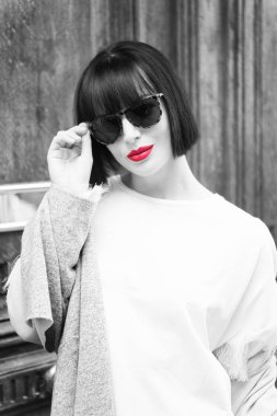 Gözlüklü ve gömlekli kız, Fransa.