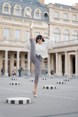 Paris, Fransa 'da bir kadın bacağını kırmış.