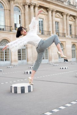 Paris, Fransa 'da kız bacak üstüne poz veriyor