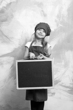 küçük mutlu kız Şef şapkalı, önlük ile yazı tahtası