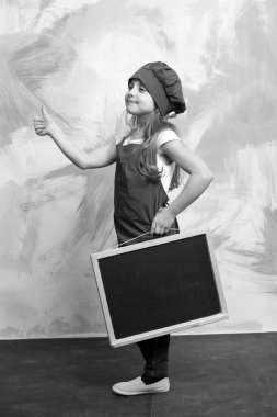 küçük mutlu kız Şef şapkalı, önlük ile yazı tahtası