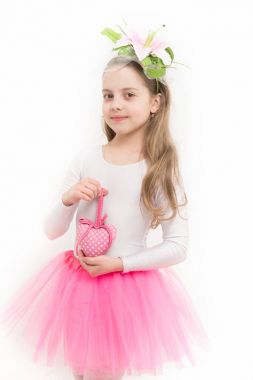 Çocuk beyaz izole pembe kalpli