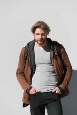 Sakallı, sakalsız, sarı saçlı maço.