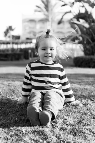 Pequeño bebé con la cara feliz en la hierba verde descalzo —  Fotos de Stock