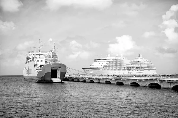 Grande navio de cruzeiro na baía no mar da ilha, Santa Lúcia — Fotografia de Stock