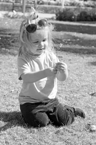 Petit garçon avec le visage heureux sur l'herbe verte — Photo