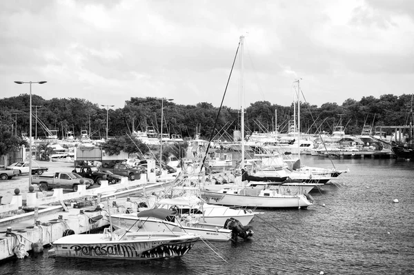 Jachta, člun, loď dopravy v zálivu, parkování auta, Cozumel, M — Stock fotografie