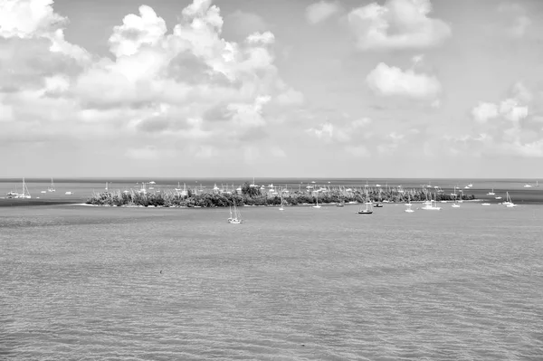 Τουριστικά σκάφη που επιπλέουν γύρω καταπράσινο νησί στο Key West, Florida — Φωτογραφία Αρχείου