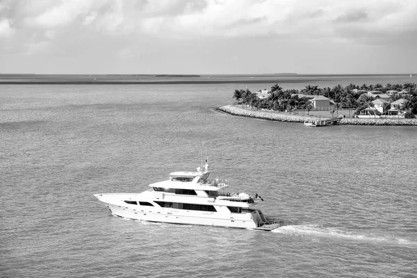 Touristenjacht schwimmt in der Nähe der grünen Insel im Westen Floridas — Stockfoto