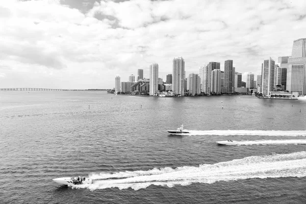 迈阿密摩天大楼的空中景观，蓝天，船帆 — 图库照片