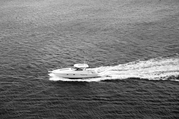 Yacht ou bateau flottant sur l'eau turquoise ensoleillé été en plein air — Photo