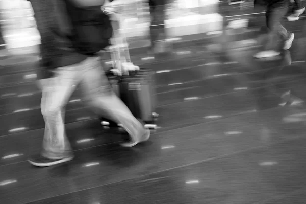 People tourists with travel suitcase luggage in blurred speed mo — Stock Photo, Image