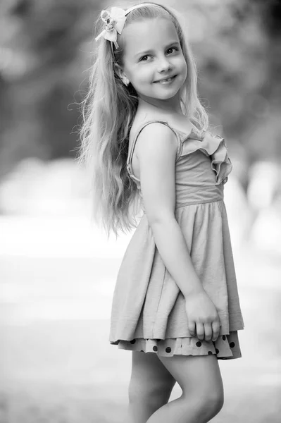 Niña pequeña con la cara sonriente en vestido azul al aire libre —  Fotos de Stock