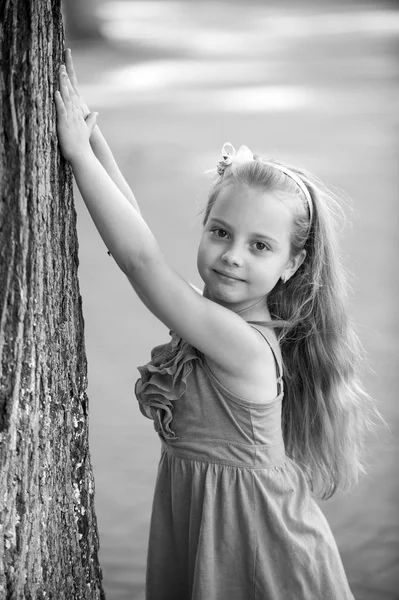 Malé děvčátko s usměvavou tvář v modrých šatech venkovní — Stock fotografie