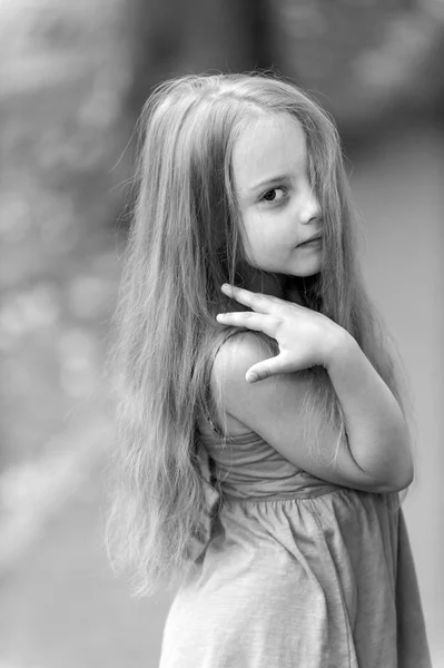 Kleines Mädchen mit langen Haaren im blauen Kleid im Freien — Stockfoto