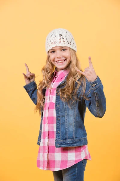 Kindermodel in jeans pak, hoed glimlach met hoorn handen — Stockfoto