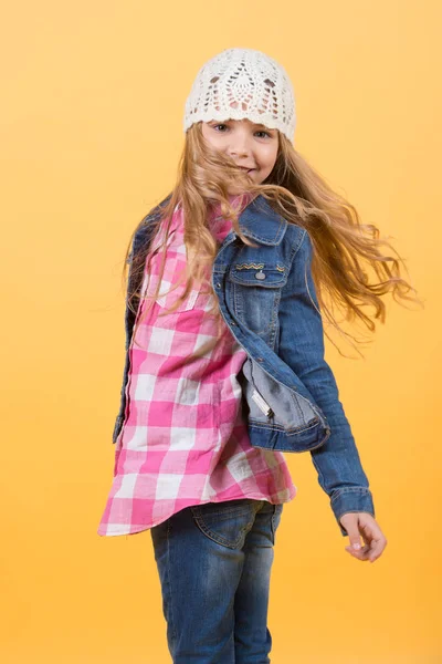 Kindermodel lächelt mit langen blonden Haaren — Stockfoto