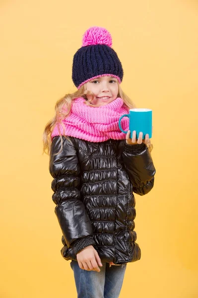Kluk holka v čepici, šálu, bunda držet hrnek na čaj — Stock fotografie