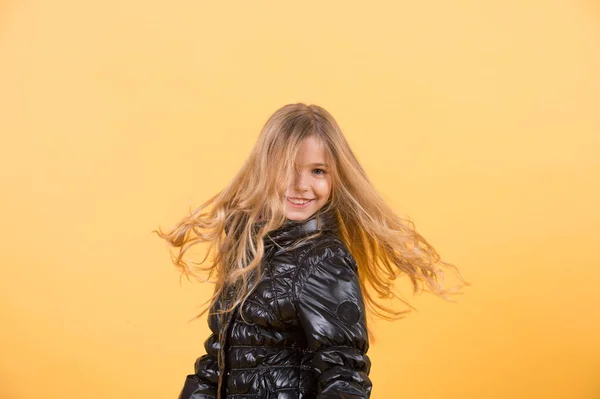 Criança modelo shake longo cabelo loiro — Fotografia de Stock