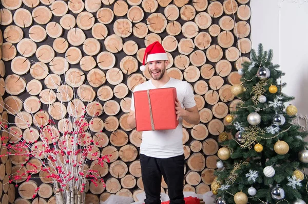 Père Noël Homme Avec Boîte Arbre Noël Macho Chapeau Rouge — Photo