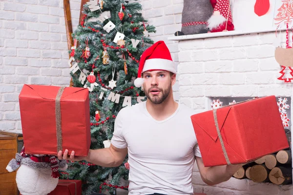 Mannen Med Röda Rutor Xmas Tree Macho Santa Hatt Håll — Stockfoto