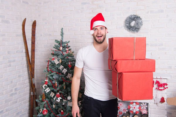 Homem Papai Noel Sorri Com Caixas Árvore Natal Dar Presentes — Fotografia de Stock