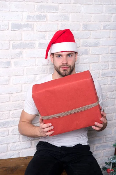 Boxing Day Koncept Man Santa Med Röd Ruta Vit Tegelvägg — Stockfoto