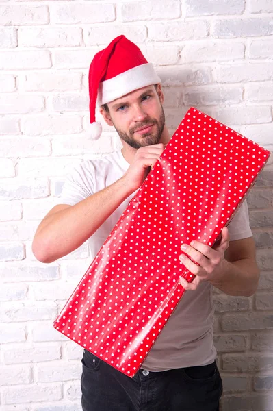 Kille Santa Hatt Hålla Röd Jul Gåva Ruta Vit Tegelvägg — Stockfoto