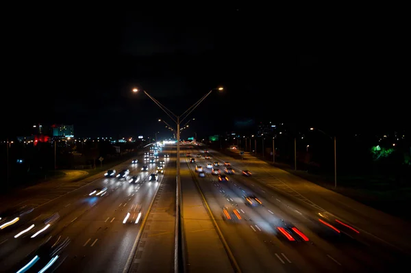 Silniční dálnice s trasami auta v noci na temné obloze — Stock fotografie