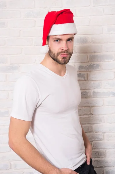 Macho Bearded Face Santa Hat Tshirt Pose White Brick Wall — Stock Photo, Image