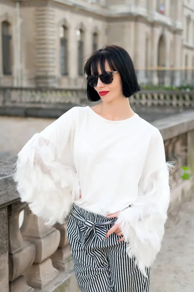 Модель в модной одежде на улице Парижа, Франция — стоковое фото