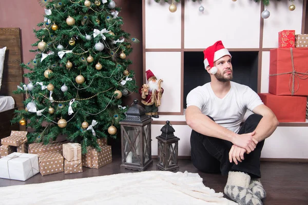 Hombre Con Sombrero Santa Sienta Chimenea Macho Árbol Navidad Con — Foto de Stock