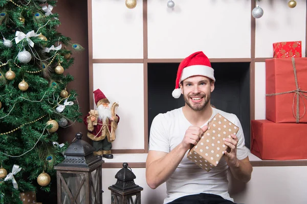 Santa Man Glimlach Met Doos Van Gift Bij Kerstboom Open — Stockfoto