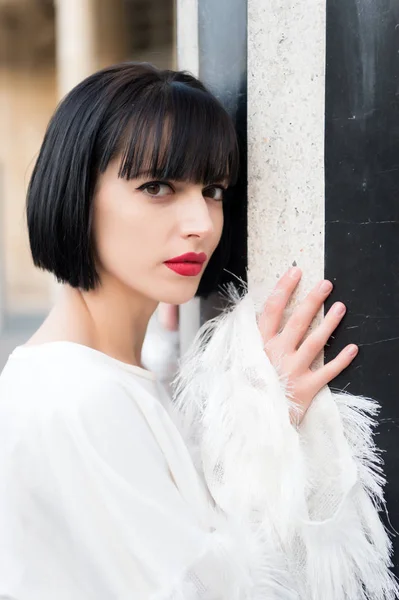 Frau mit roten Lippen, Make-up Gesicht in Paris, Frankreich — Stockfoto