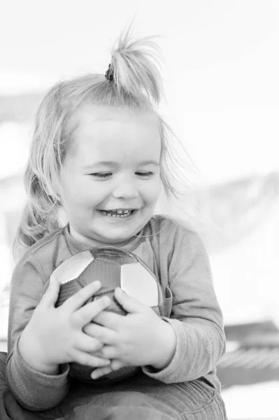Piccolo bambino con viso felice estate soleggiata con palla — Foto Stock