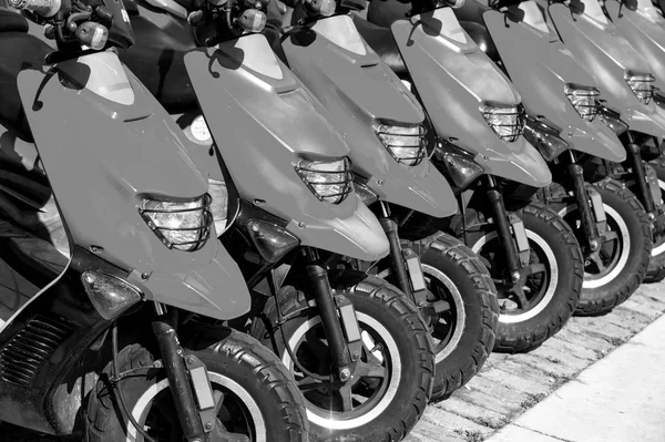 Červená skútry a motocykly na prodej nebo k pronájmu v řádku — Stock fotografie
