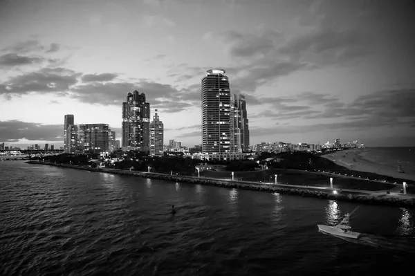 Grattacieli Miami con cielo blu nuvoloso, barca a vela, Vista aerea — Foto Stock