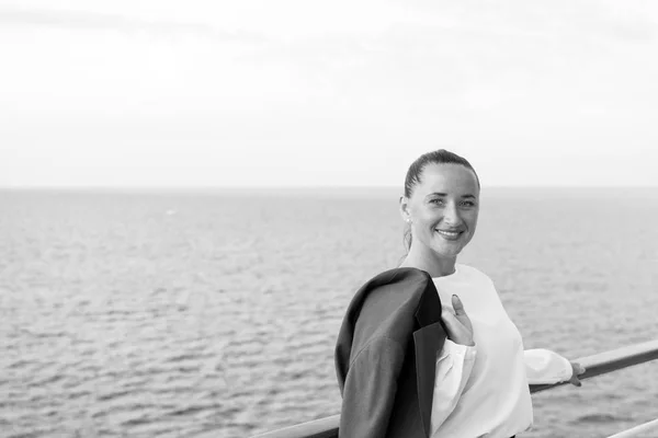 Mujer de negocios bonita o chica linda feliz en la cubierta del barco — Foto de Stock