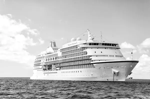 Grande navio de cruzeiro de luxo ou forro — Fotografia de Stock