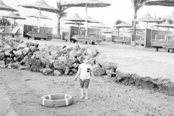 Маленький мальчик с очаровательным лицом с поясом на пляже — стоковое фото