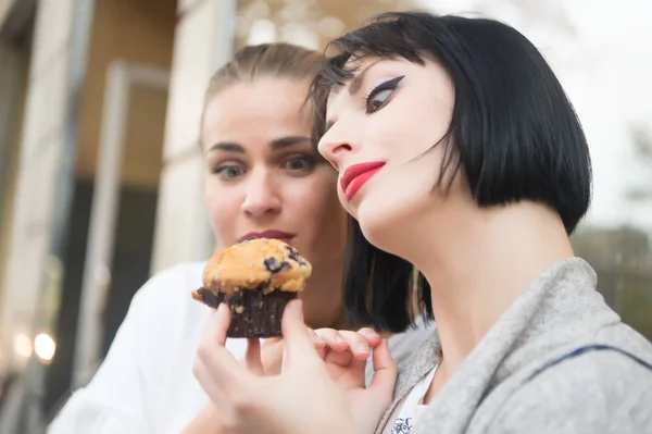 Жінки дивляться на кекс в Парижі, Франція — стокове фото