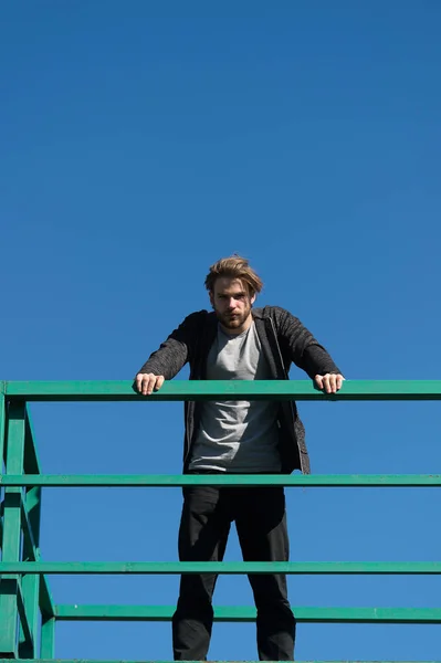 Hombre en el balcón en el cielo azul, Libertad, concepto de éxito — Foto de Stock