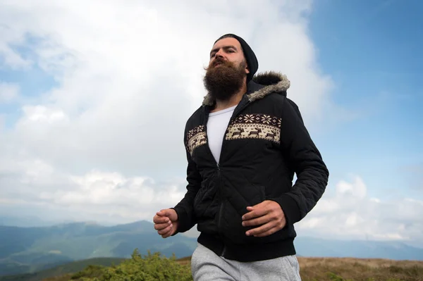 산 풍경에서 실행 긴 수염을 가진 남자 러너 — 스톡 사진