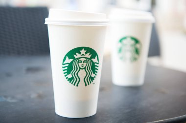 Uzun boylu bir Starbucks kahve starbucks kafede