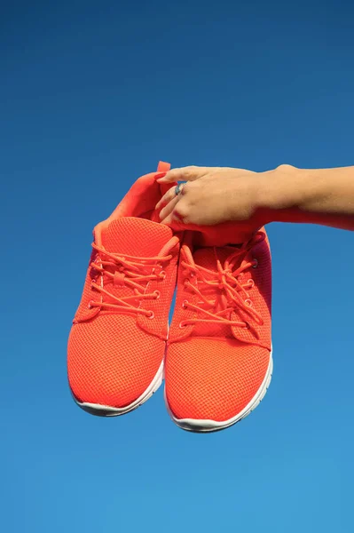 Scarpe sportive scarpe da ginnastica su sfondo cielo blu . — Foto Stock