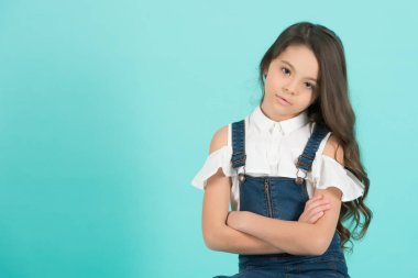 Ciddi bir yüz pozuyla kızla elleri katlanmış