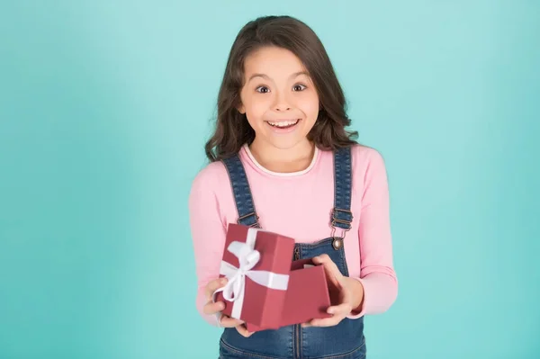 Девочка с удивленным счастливым лицом открытая подарочная коробка — стоковое фото