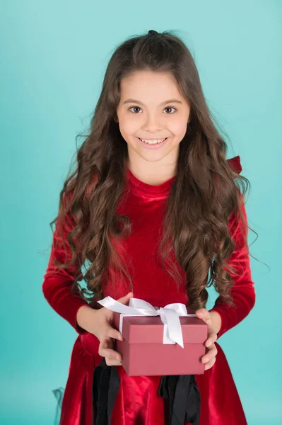 Šťastné dítě s dlouhé tmavě hnědé vlasy drží krabičce — Stock fotografie