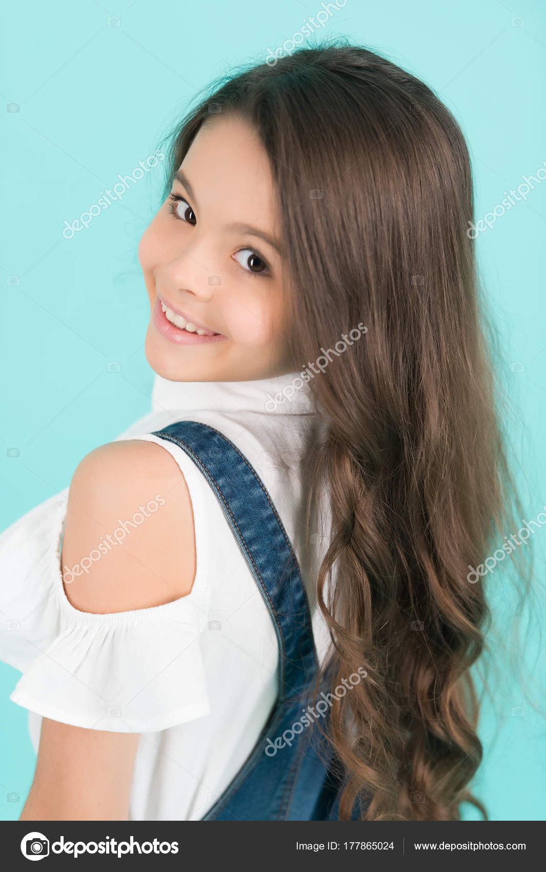 Kid model with long healthy brunette hair — Stock Photo 